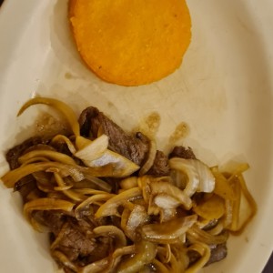bistec encebollado