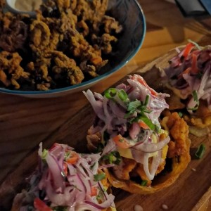 Calamari fritos y patacones rellenos con escabeche