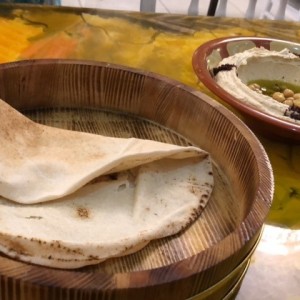 pan arabe con hummus