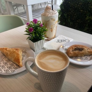 Cappuccino, Frappe y Empanadas