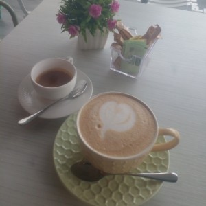capuchino descafeinado con leche de almendras y expreso ?