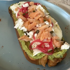 Avotoast de huevo y salmon 