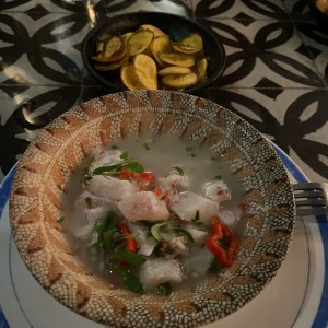 Ceviche de pescado con patacones