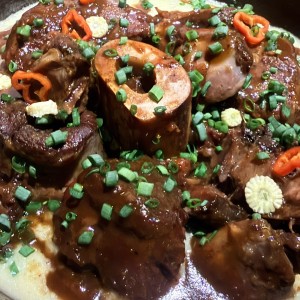 Osobuco y arroz caldoso de maíz y plátano maduro