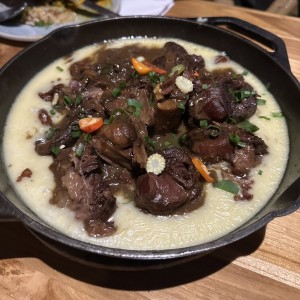Osobuco y arroz caldoso de maíz y plátano maduro