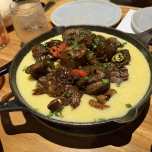 Osobuco y arroz caldoso de maíz y plátano maduro