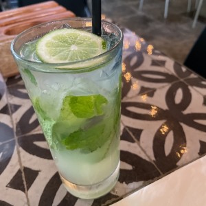 Limonada con hierba buena