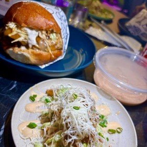 Baby Blondie con papas salvaje y fancy Dip