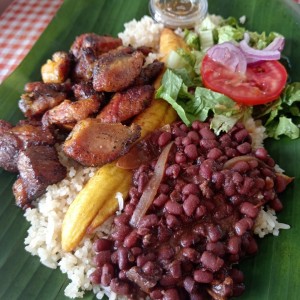 Puerco ahumado frijoles arroz con coco y ensalada