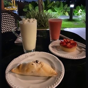 Matcha y empanada de carne