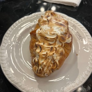 Croissant de limon y merengue
