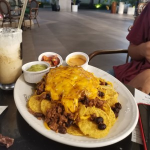 Nachos con queso y carne molida.
