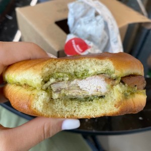hamburgesa de pollo y pesto