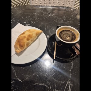 Breakfast - Chicken empanada con café americano 