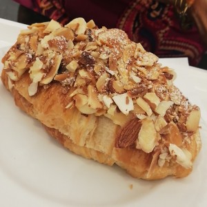 Croissant con crema pastelera y almendras.