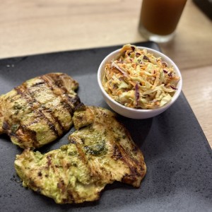 pechuga de pollo y ensalada coleslaw