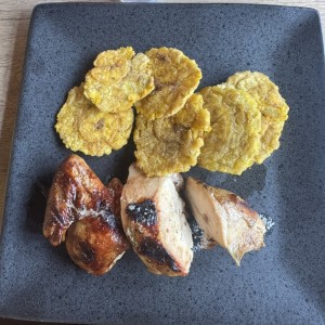 1/4 de pechuga con patacones (incluye salsas)