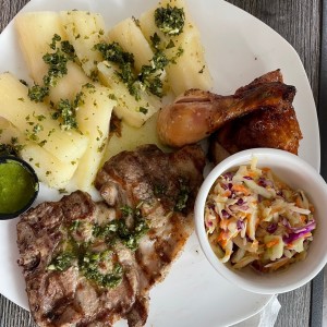 Combo 2: chuleta de cerdo con muslo encuentro, yuca al mojo y ensalada
