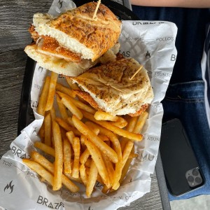 Combo7: sandwich de pollo con papa fritas