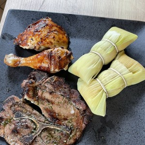 Pollo y chuleta con bollitos