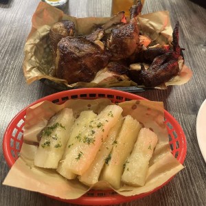 Un pollo entero con yuca al mojo