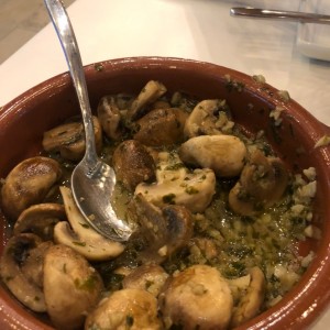 hongos al ajillo