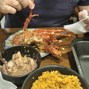 Langosta entera, pulpo y arroz con mariscos.