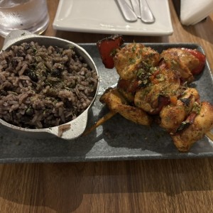 Brochetas de pollo y arroz con coco.