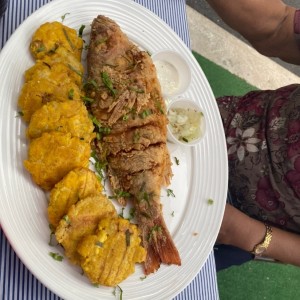 Pescado frito con patacones