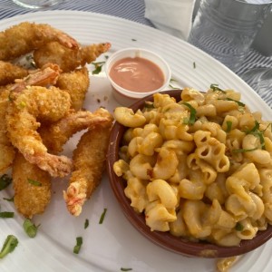 Camarones apanados y mac and cheese