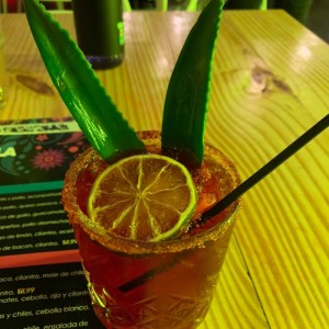 margarita de flor de jamaica en las rocas