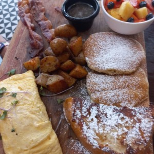 Desayuno frutas, omelet, pancakes, beicon y mas