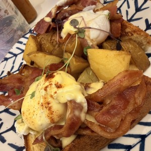 Huevos Benedictinos con Bacon