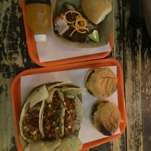 Tacos y hamburguesas