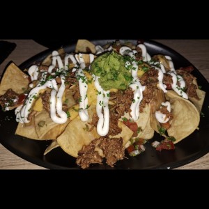 MAIN DISHES - NACHOS CON FLOW