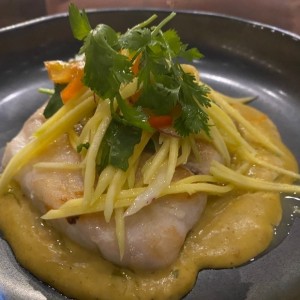 Filete de pescado con ensalada de mango