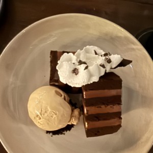 Dulce de chocolate y helado de caramelo