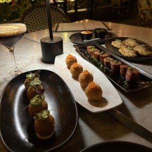 Croqueta de Mariscos, croquetas de jamon iberico, tabla de chorizo y empanadas de pulpo