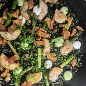 Arroz Negro de Torrezno y Camarones