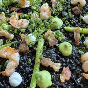 Arroz negro con torreznos y camarones