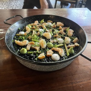 Arroz negro con camarones y torreznos