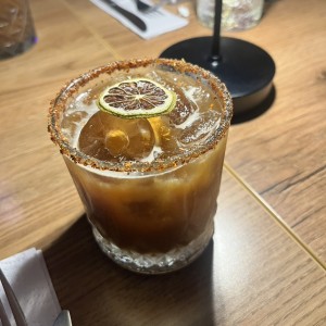 trago con mezcal y tamarindo