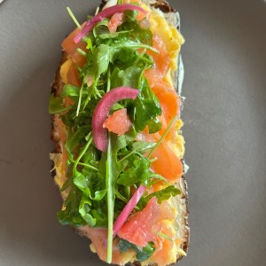tostada de salmon