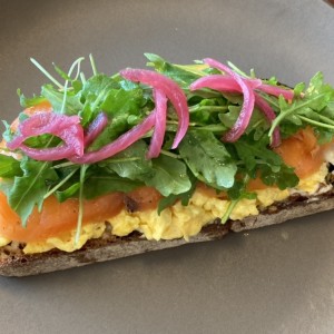Tostada con huevos y salmon