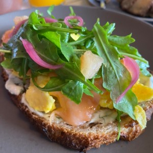 Tostada de salmon y huevos revueltos