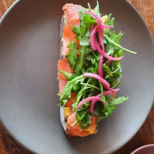 Tostada de Salmon y Huevo