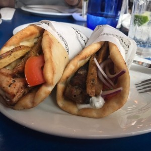Aouvkaki de cordero y de cerdo