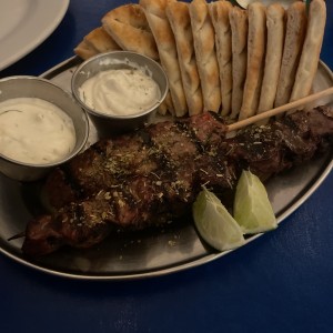 Brochetas de keftedes y cordero