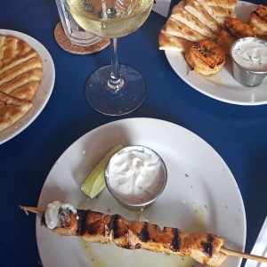 Brochetas de Pollo y de Langostinos. Vino Blanco.