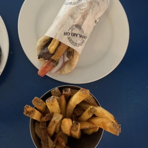 Gyro de  cordero con papas de la casa 